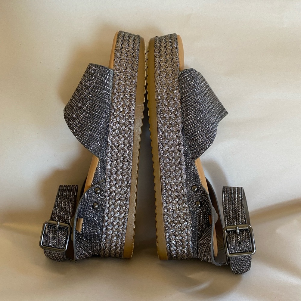 Rouge Helium Silver Gray Sandals with Textured Design